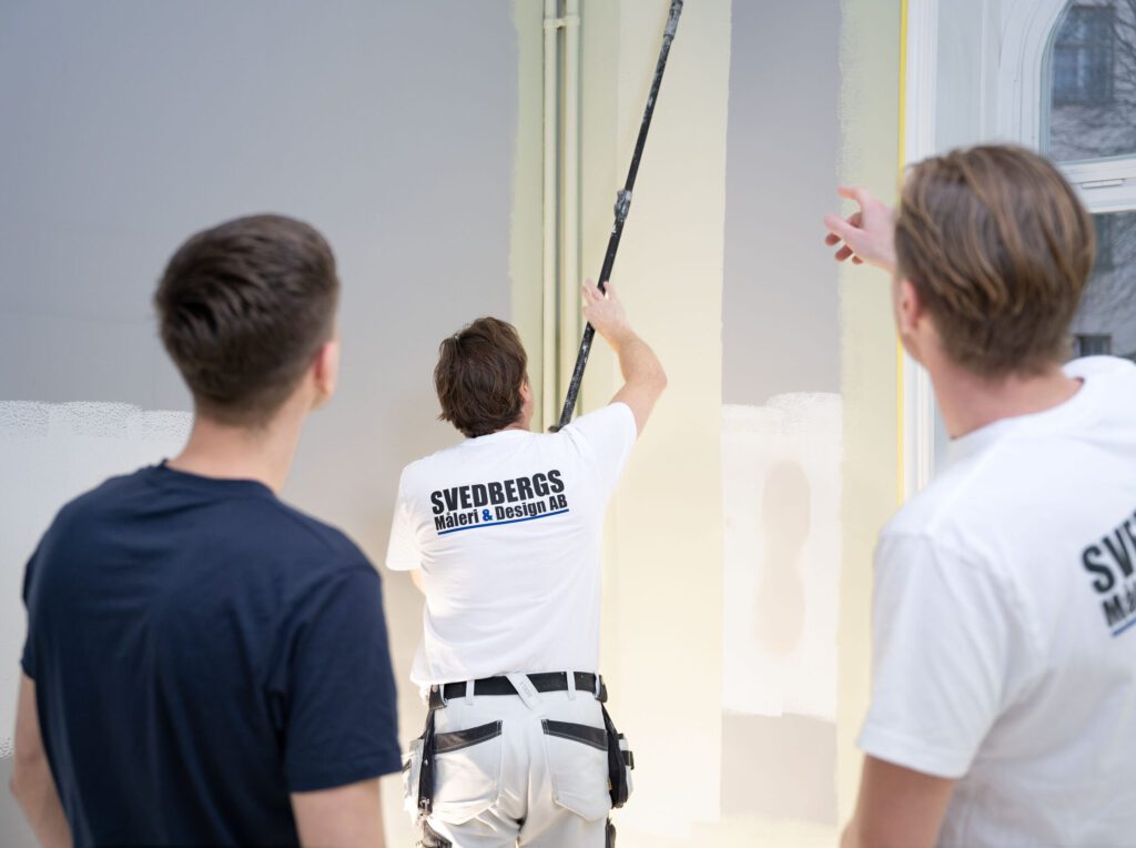 Kund diskuterar väggmålning med målare från Svedbergs Måleri & Design AB under pågående projekt