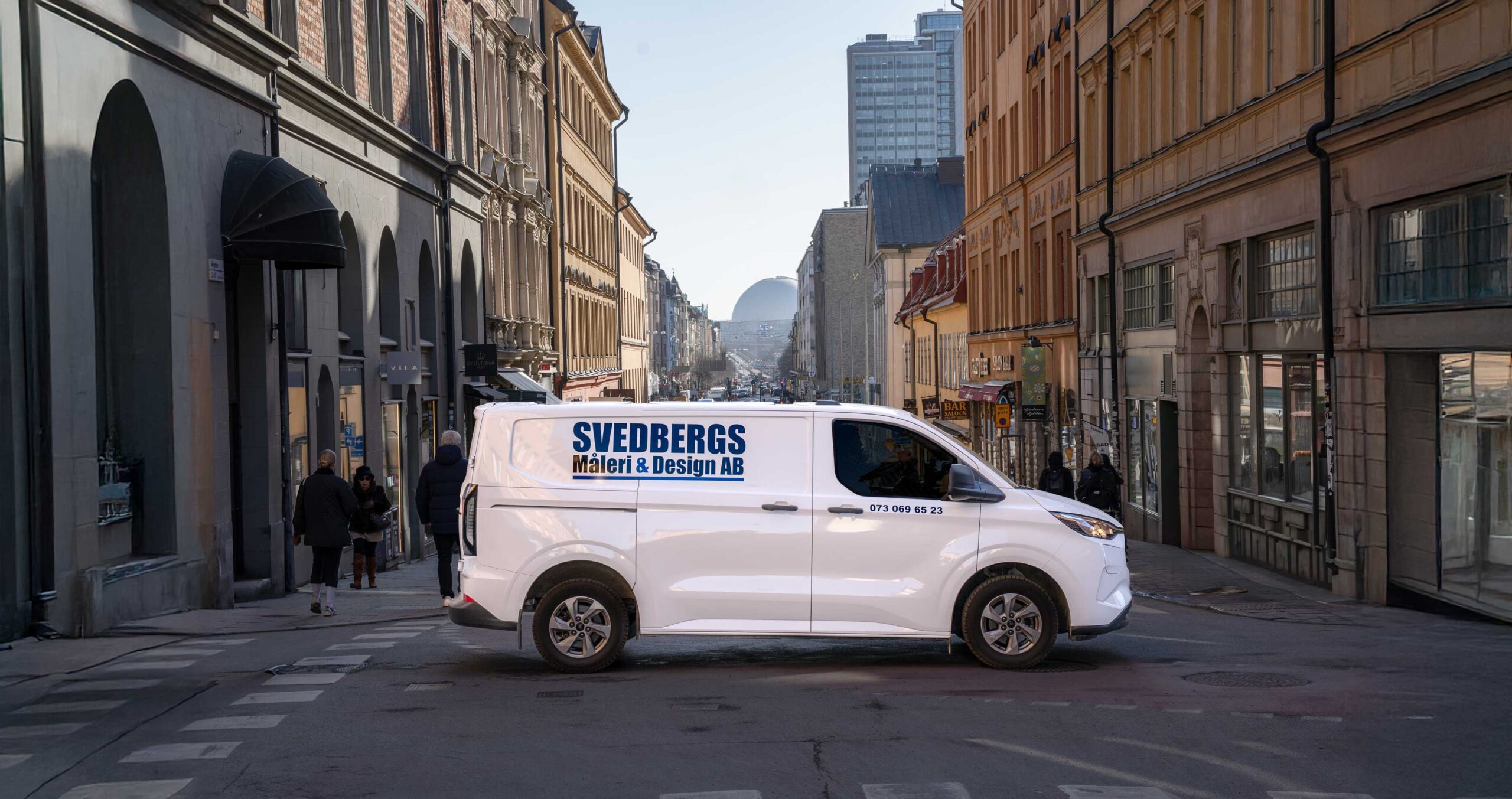 Svedbergs Måleri & Design AB:s servicebil i centrala Stockholm med Globen i bakgrunden